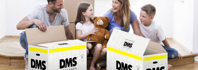 Familie packt Umzugskartons Familie packt Umzugskartons